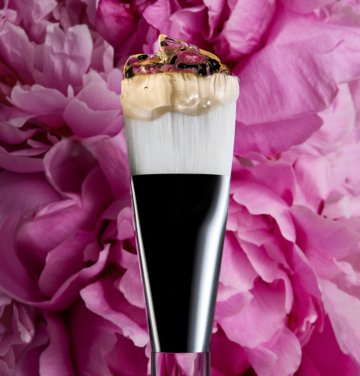 Woman holding a Hanacure brush near her face